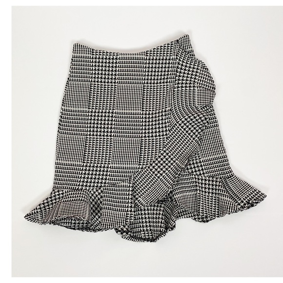 Lovers + Friends Affection Mini Skirt in Houndstooth
Plaid Size Small - Picture 2 of 6